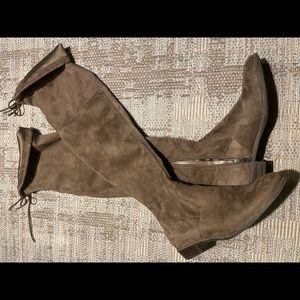 Nice soft looking and elegant style of over-knee or “adjustable” foldable boots.